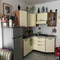 Mobilia di piccolo appartamento al mare.