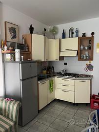 Mobilia di piccolo appartamento al mare.