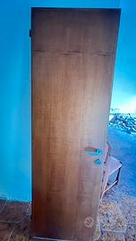 Porte da interno con maniglie nuove e chiavi