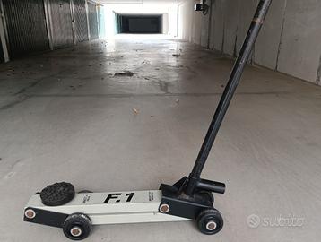 Cric per auto per veloce manutenzione