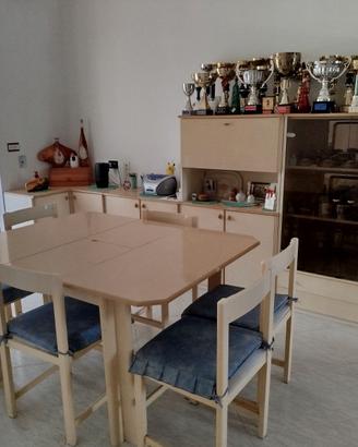Soggiorno con tavolo e 6 sedie
