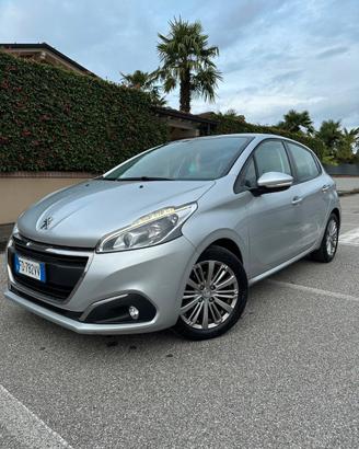 PEUGEOT  208