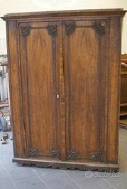 Vecchio armadio stipo in noce