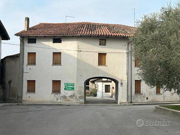 CASA IN LINEA CON MAGAZZINO ED ORTO
