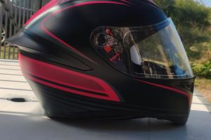 casco agv anno 2021 colore nero e fucsia