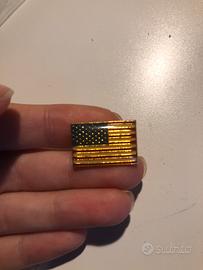 Spilla con bandiera americana