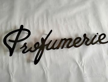 Profumeria scritta in ottone brunito