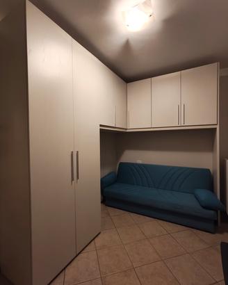 Armadio a ponte moderno come nuovo (e divano)