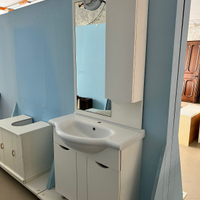 Bagno nuovo con lavabo e colonna