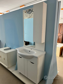 Bagno nuovo con lavabo e colonna