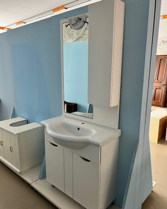 Bagno nuovo con lavabo e colonna