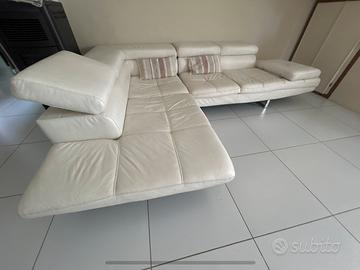 Divano in pelle bianco ad angolo