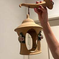 Lampada in terracotta con fiori fatti a mano