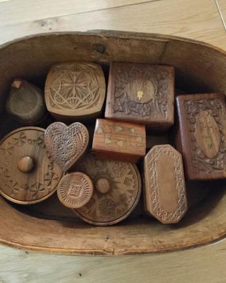 Scatola e scatoline intagliate in legno