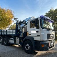 Camion con gru e ribaltabile