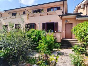 VILLA A SCHIERA A ROMA