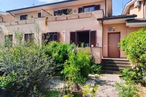 VILLA A SCHIERA A ROMA
