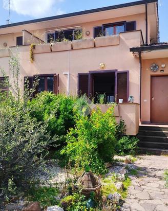 VILLA A SCHIERA A ROMA