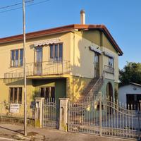 Casa divisa in due appartamenti con giardino