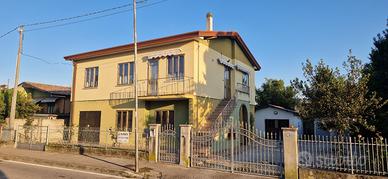 Casa divisa in due appartamenti con giardino