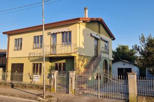 Casa divisa in due appartamenti con giardino