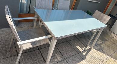 Tavolo con sedie da esterno