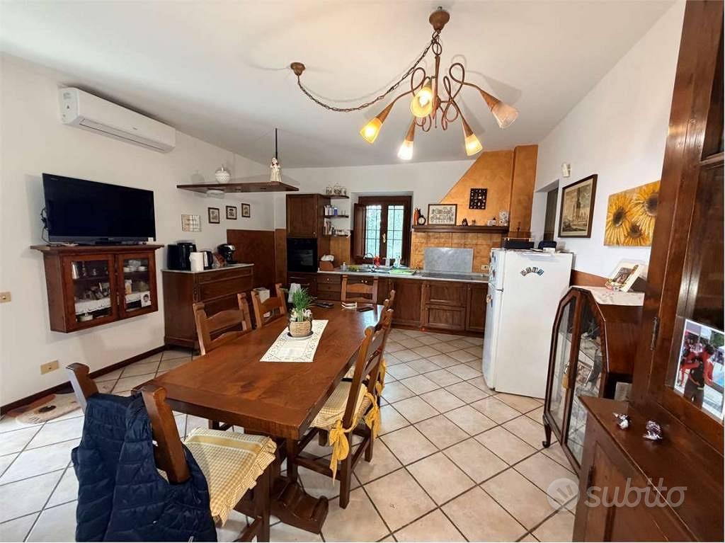 Rustico / Casale di 160 m² con più di 5 locali e p - Altro