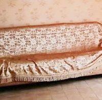 divano a tre posti con copridivano e letto singolo