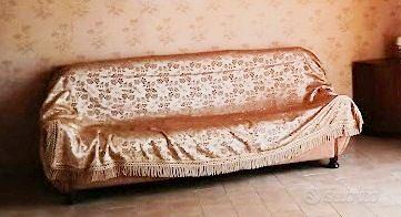 divano a tre posti con copridivano e letto singolo