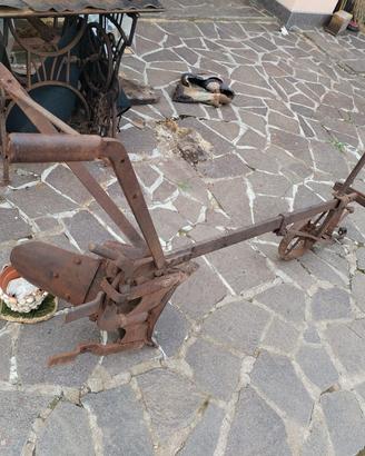 Aratro agricolo d'epoca vintage