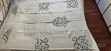 Copriletto interamente ricamato a mano a intaglio