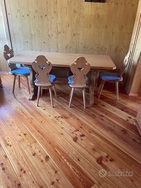 Tavola di legno con sedie stile montanaro