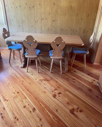 Tavola di legno con sedie stile montanaro