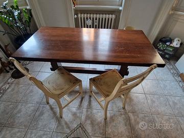 Tavolo in noce con panca e due sedie stile shabby 