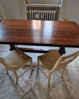 Tavolo in noce con panca e due sedie stile shabby 