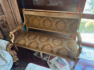 Divano in stile Luigi XVI laccato e dorato