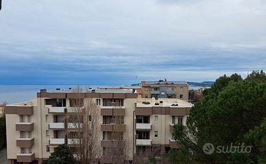 Valido appartamento, ultimo piano, in zona servita