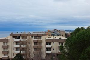 Valido appartamento, ultimo piano, in zona servita