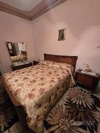 Camera da letto antica completa