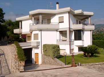 Villa al centro di Belvedere Marittimao