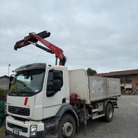 Camion Volvo FL240 con Gru