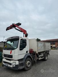 Camion Volvo FL240 con Gru