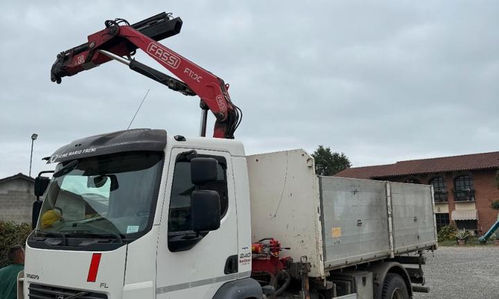 Camion Volvo FL240 con Gru