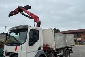 Camion Volvo FL240 con Gru
