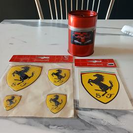 Set Ferrari: salvadanaio e adesivi