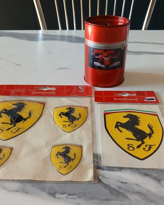 Set Ferrari: salvadanaio e adesivi