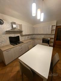 Cucina con elettrodomestici