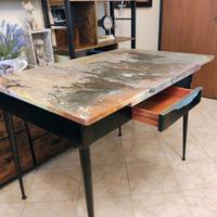 tavolo in resina opaca effetto pietra 