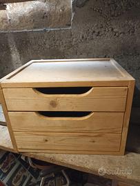 Cassettiera di legno con cassetto piccolo e grande