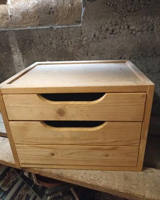 Cassettiera di legno con cassetto piccolo e grande